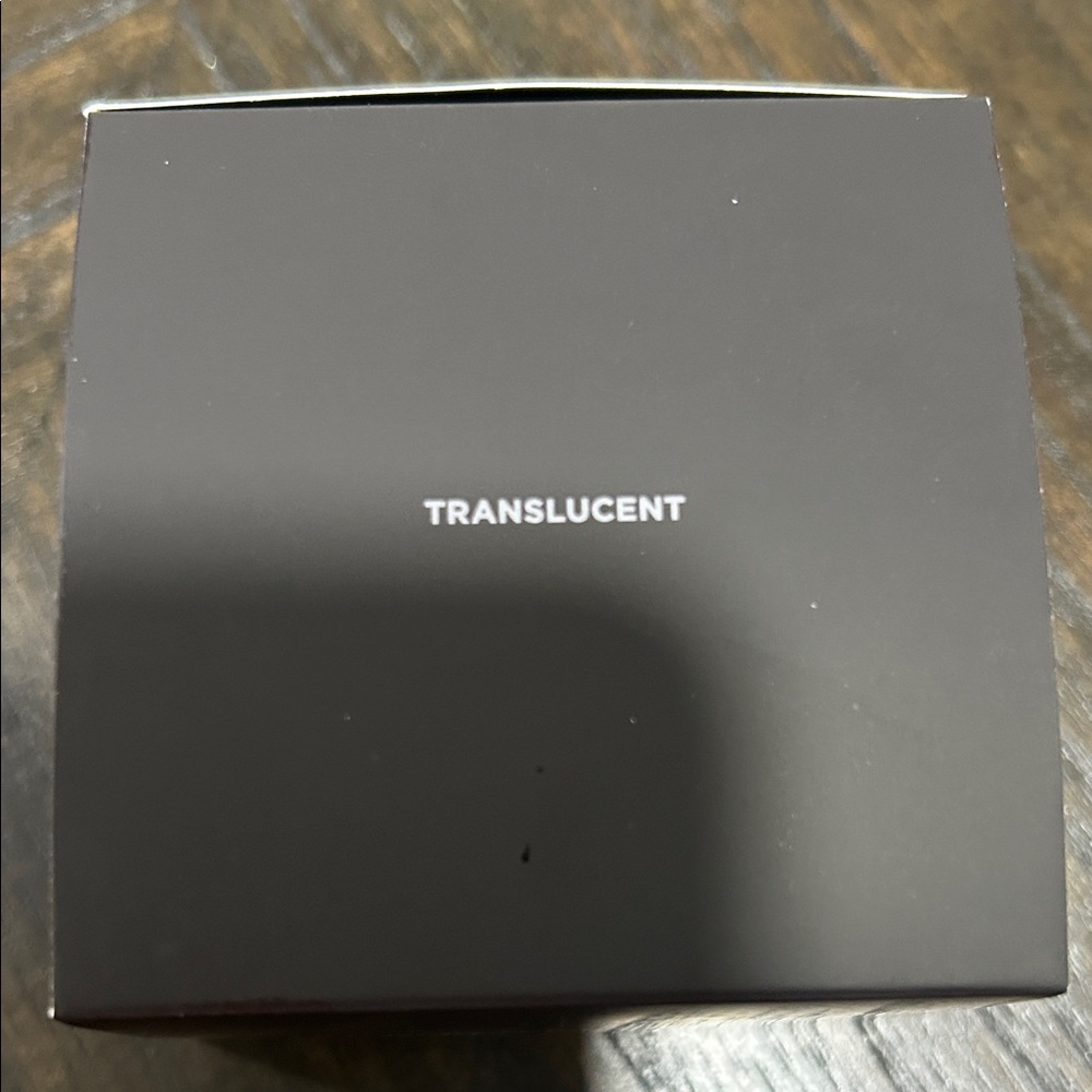 Laura Mercier Translucent Setting Powder Box - Picture 3 of 4